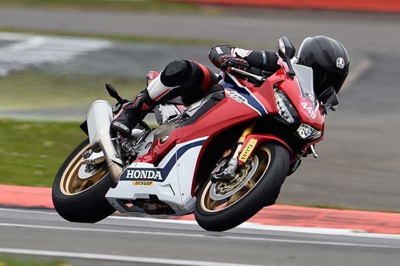 2017 Honda Fireblade on track cornering