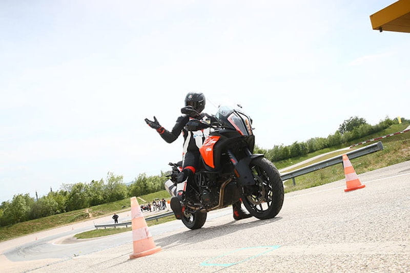 Behind-the-scenes: KTM test their technology