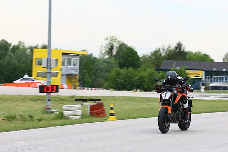 Behind-the-scenes: KTM test their technology