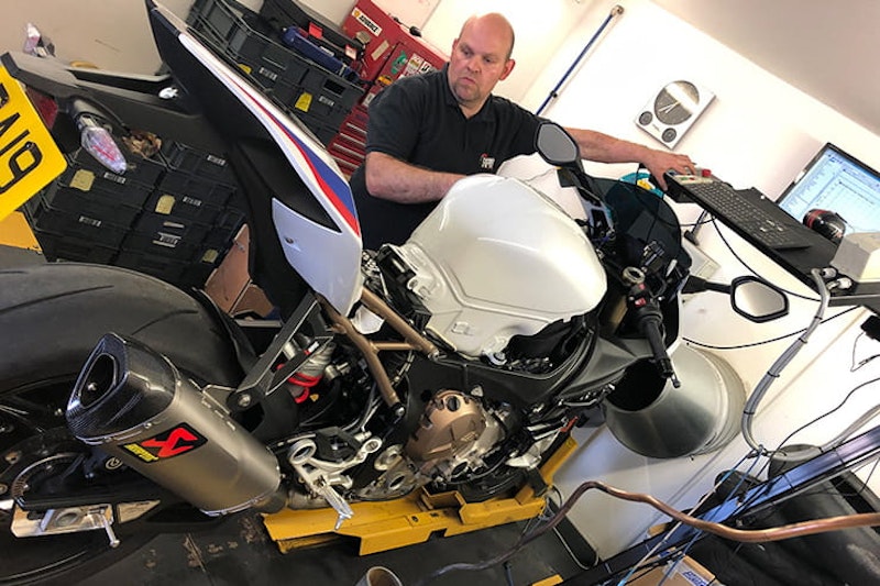 BMW S1000RR M (2019): Performance testing, dyno and full Akropovič system