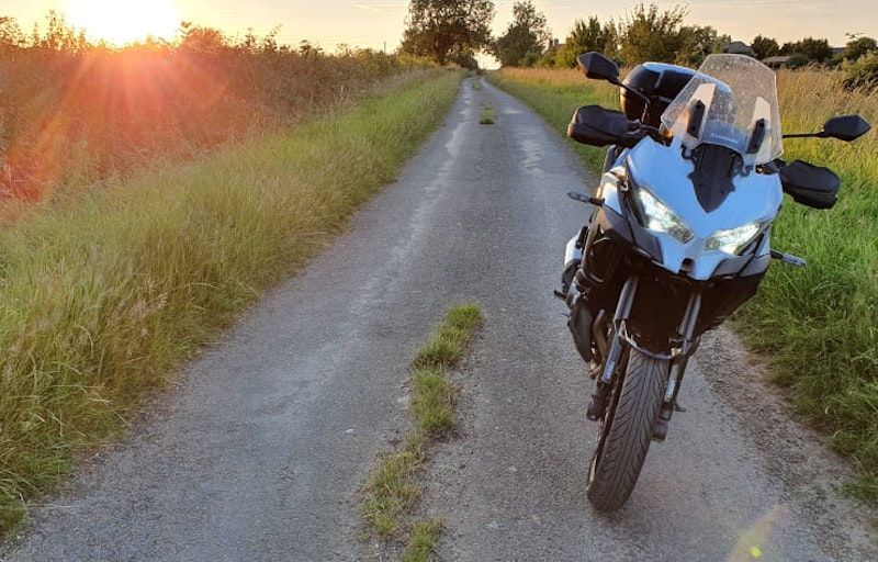 2019 Kawasaki Versys 1000 review. Long term road test and full specs of the big adventure tourer. Pillion opinion, long distance, build quality and more…