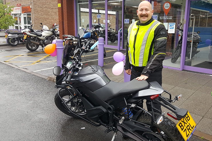 Just how practical is a Zero DSR for someone who commutes 100 miles a day? Full long-term owner review of this electric motorcycle… does it have the range?
