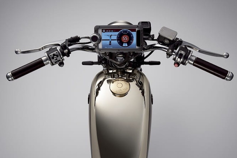 Striking finish of the Resonator with the thoroughly futuristic display front and centre