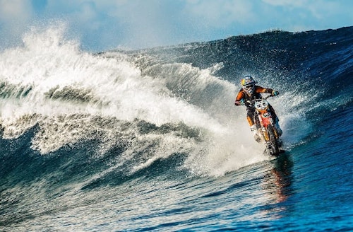 Stunt rider Robbie Maddison tries Bike Surfing!