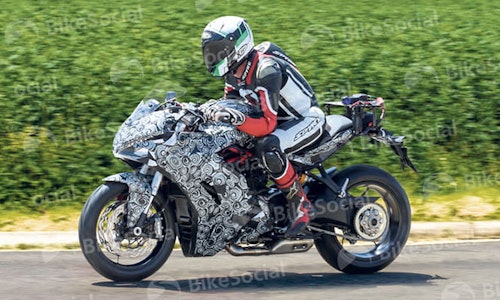 Spy Shots: 2017 Ducati 939 Supersport