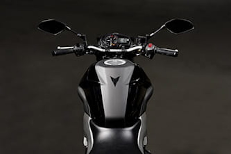 A narrow waist and low seat height will suit shorter or inexperienced riders