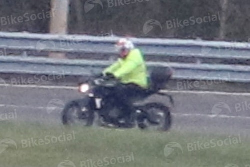 SPOTTED! Triumph in secret Street Triple 800 test