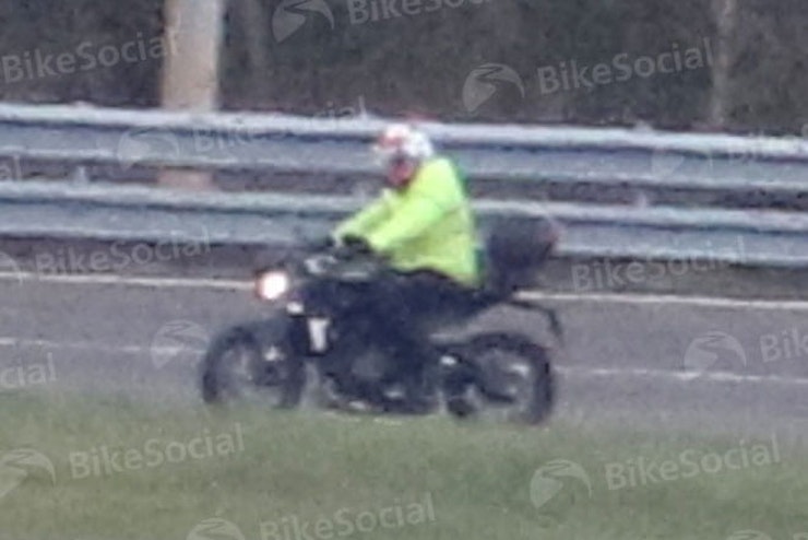 SPOTTED! Triumph in secret Street Triple 800 test