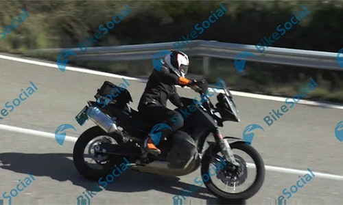 SPY VIDEO: KTM 790 Adventure production bike spotted
