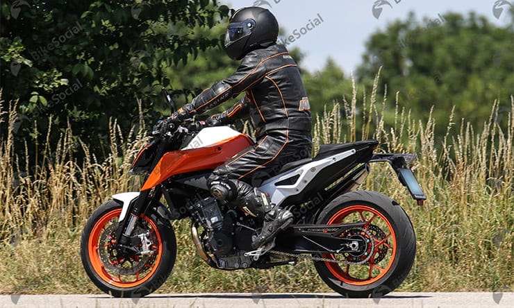2019 KTM 790 Duke R spotted testing!