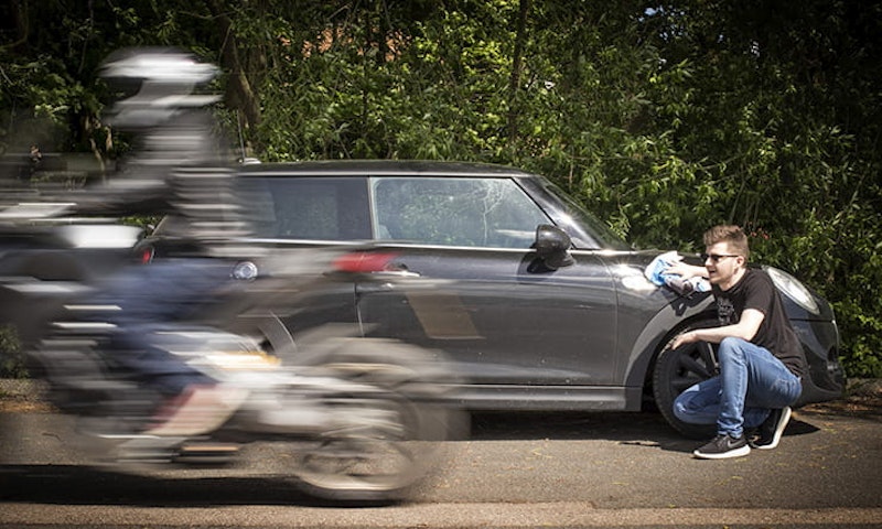 Twelve differences between cars and bikes