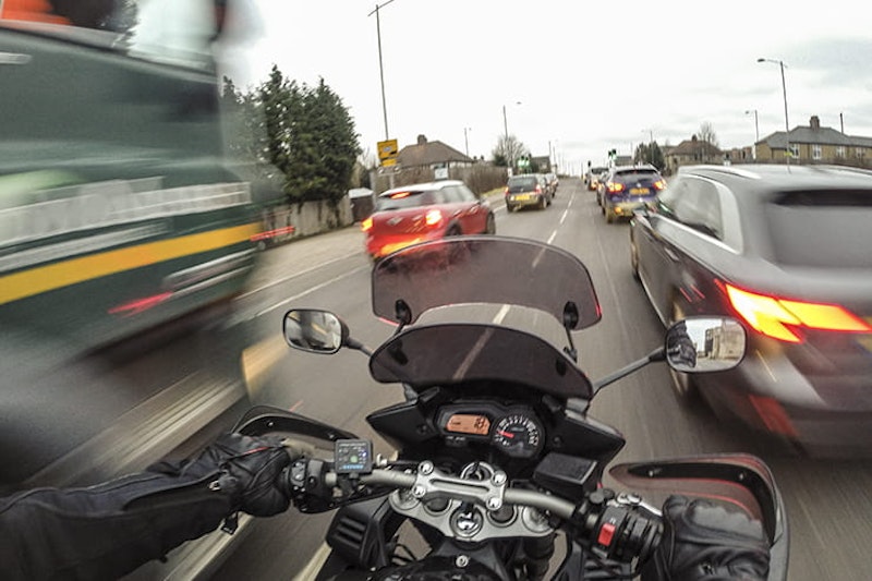 Filtering on your motorcycle【 The laws & Top tips 】