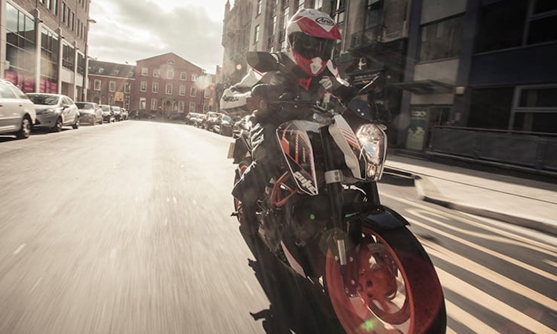 How to ride motorcycle in city_02