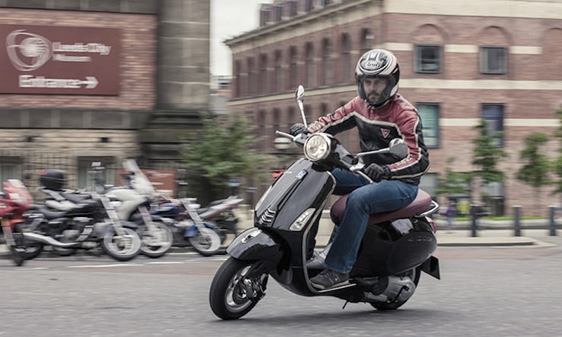 How to ride motorcycle in city_03
