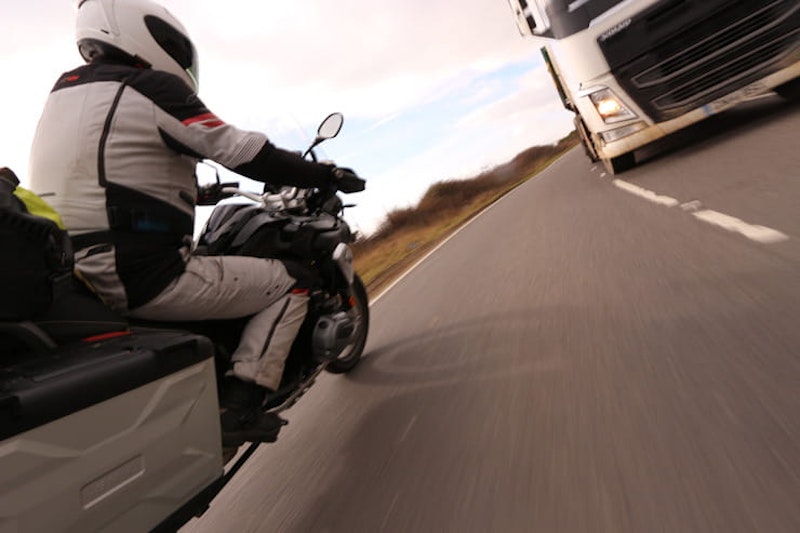 Riding Skills How to read traffic and survive_03