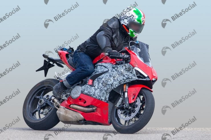 Ducati Panigale V2 – next year’s 959 replacement spied