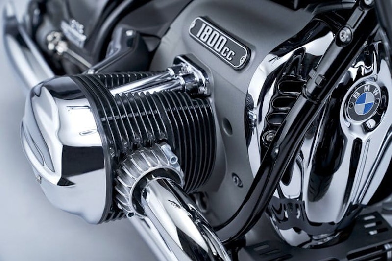 BMW is back in the cruiser game with enormous retro-inspired R18 boxer