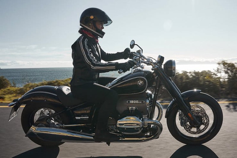 BMW is back in the cruiser game with enormous retro-inspired R18 boxer