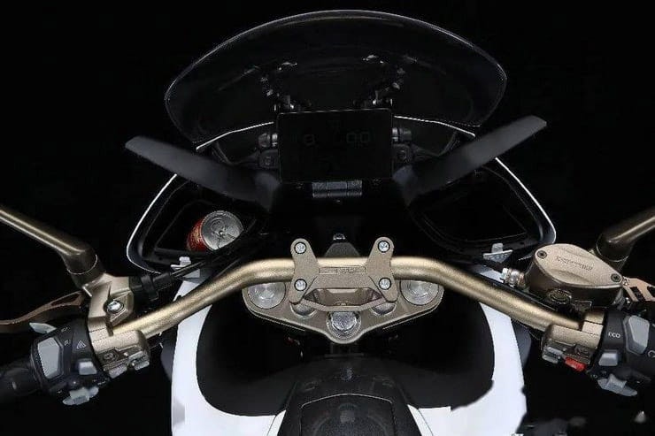 Single-sided swingarm, electric windscreen, TFT dash for Zontes VX310 tourer