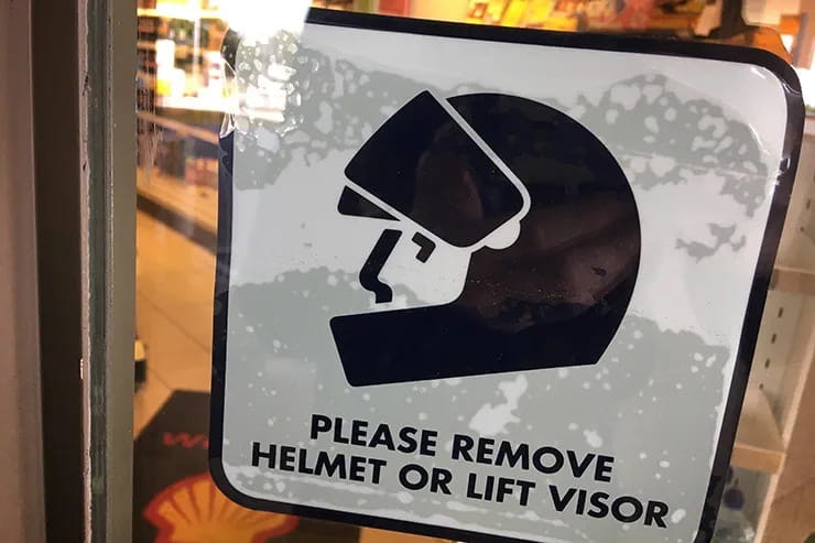 petrol pump remove helmet_01
