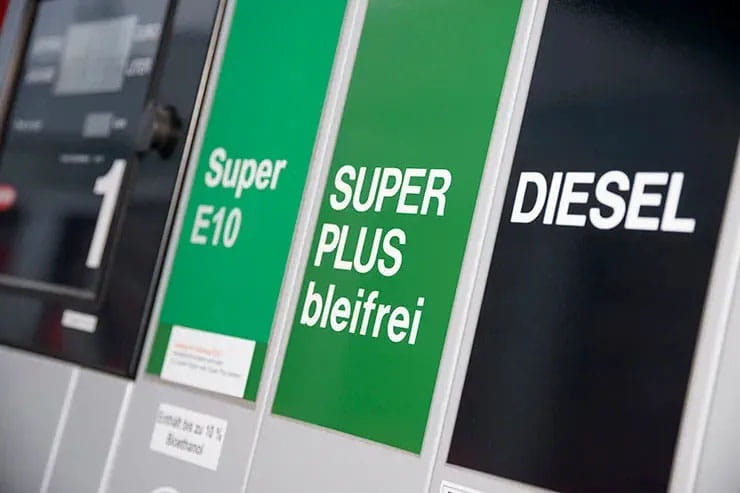Motorcycle industry unites against combustion engine ban plans_01