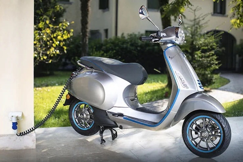Vespa brand worth billion euros_03