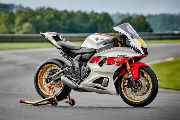 Yamaha reveals 2022 R-series range anniversary colours_04