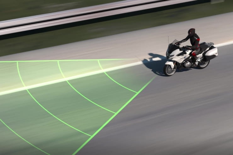 How BMWs new front collision warning system works_03