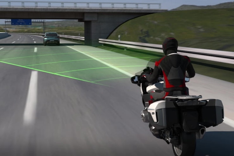 How BMWs new front collision warning system works_04