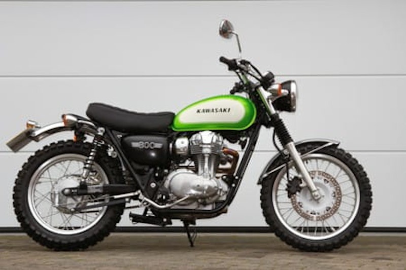 W800 Scrambler strikes a pose