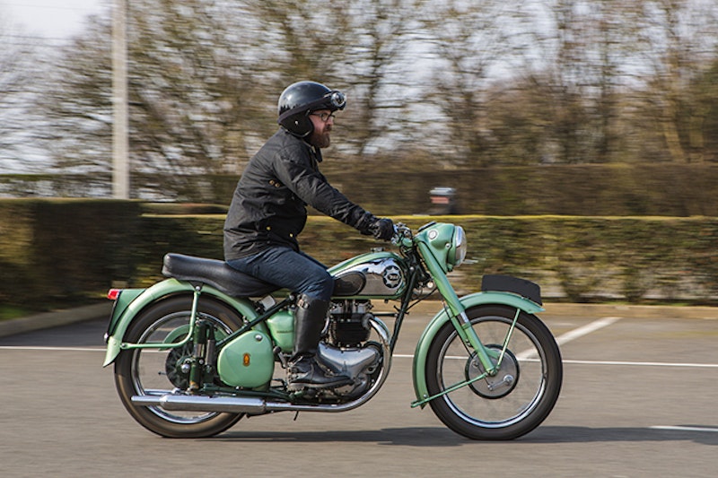 BSA 500 Star Twin: gear change on the right, one up and three down