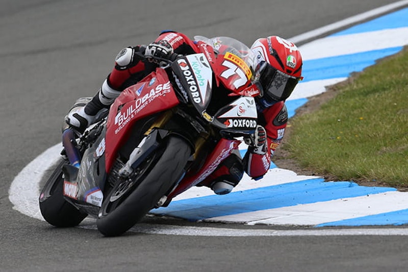 Taylor flying in National Superstock on the Buildbase BMW