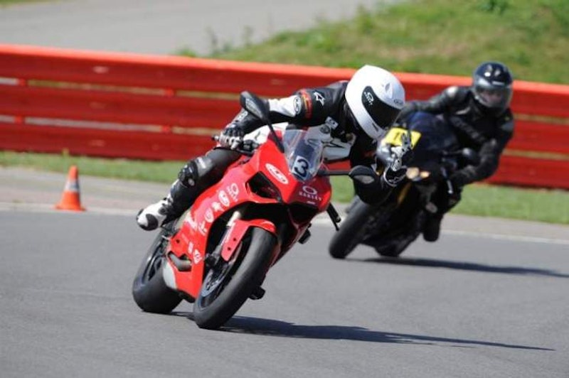 Instructor gestures to look for the apex