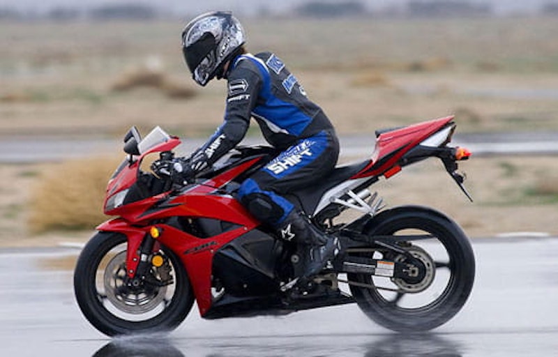 Honda CBR600RR on the brakes in the wet