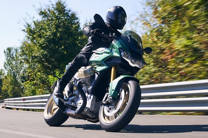 2022 Moto Guzzi V100 Mandello_02