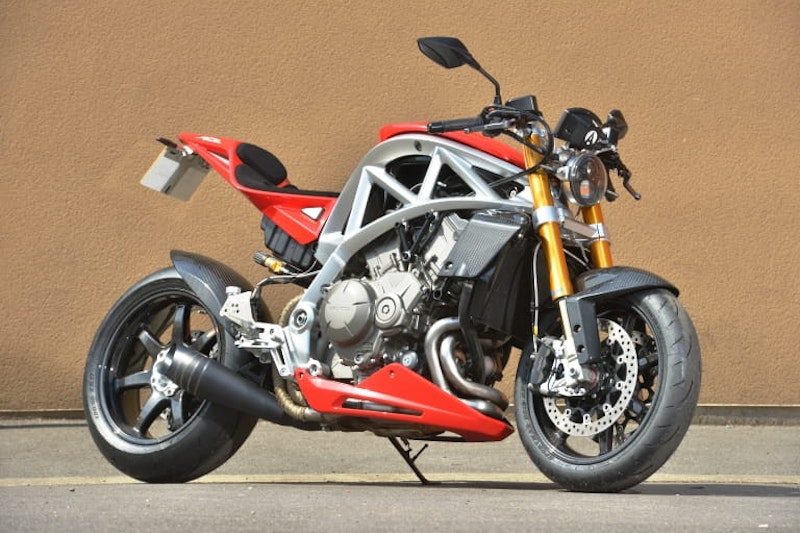 This is the Ace as a streefighter with conventional forks, different seat unit and bling carbon wheels. It has a very different vibe.