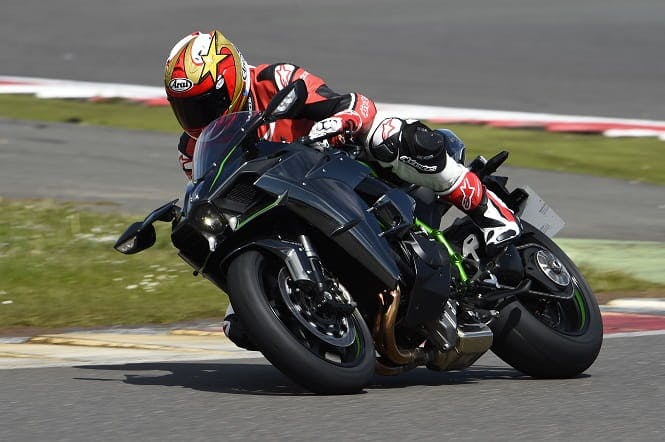 2015 1000cc sports bikes tested on track