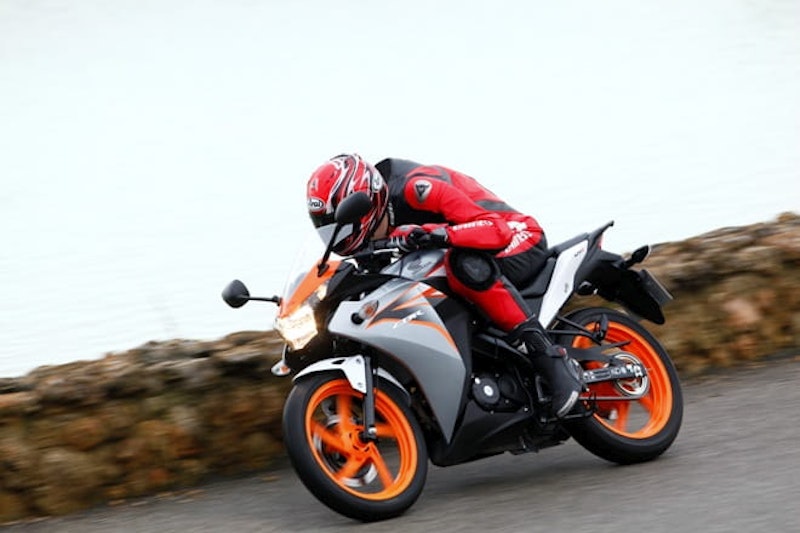 This is how a 6'5" man looks on a CBR125R