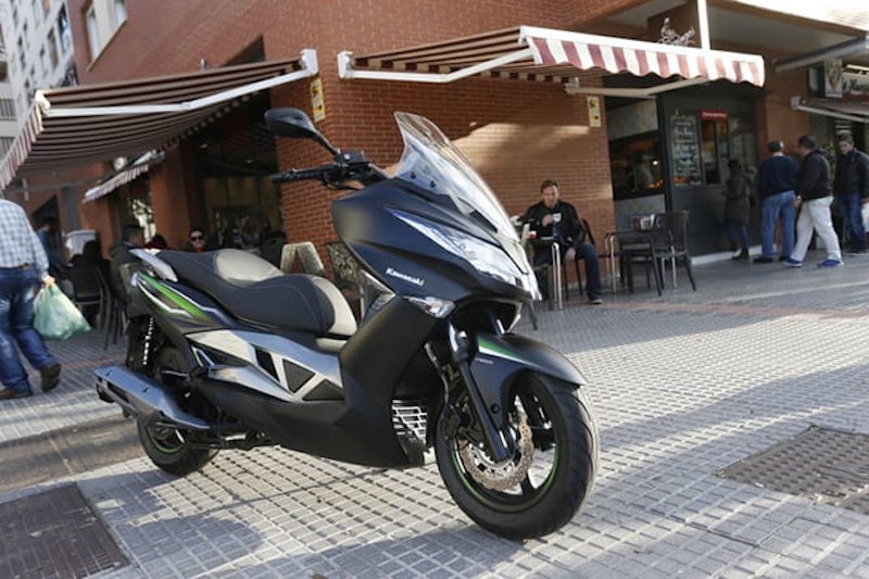 Bike Social's Michael Mann keeps an eye on the J125. Note the two-tier saddle, ideal for a pillion