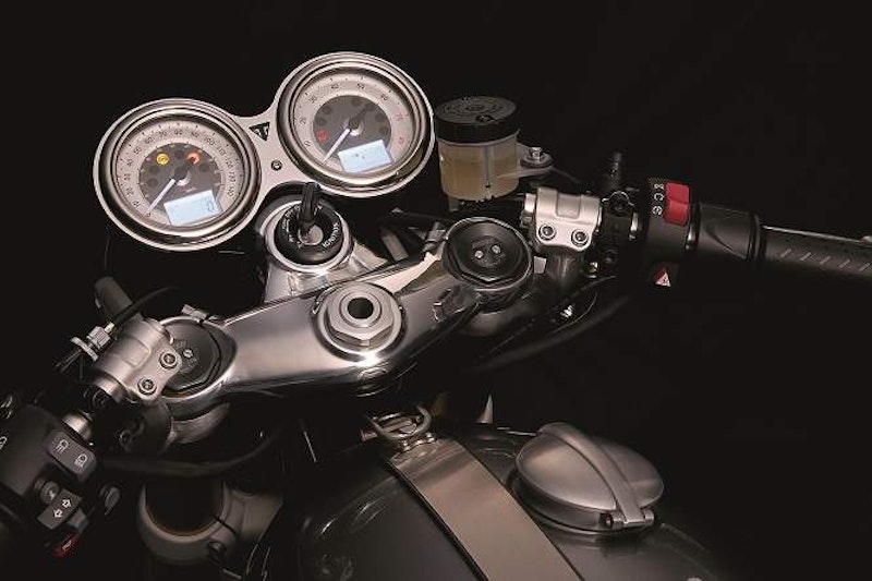 Double dial instrument panel of the Thruxton R