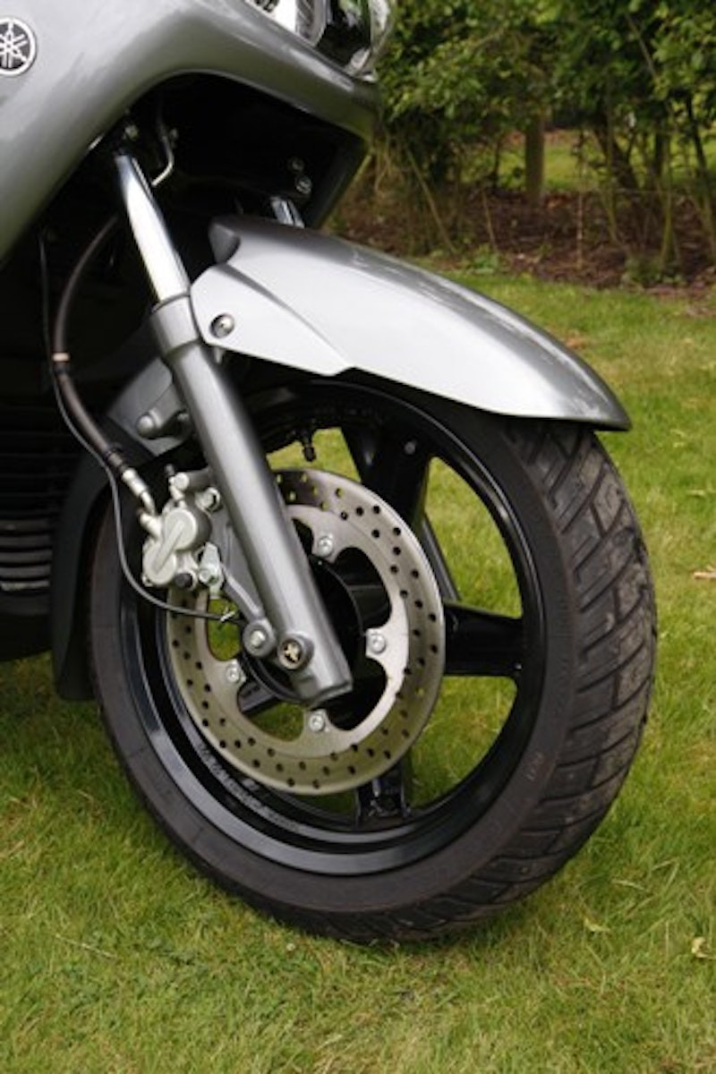 Single disc, twin-piston caliper and a telescopic fork