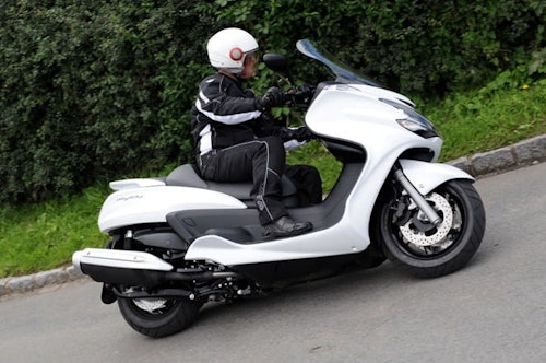 33bhp makes it restricted licence friendly but 220kg means it's sluggish off the line