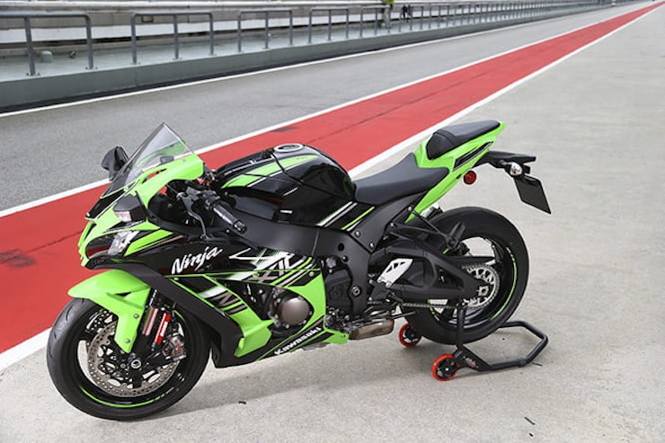 At first glance there's not much between the outgoing model and the 2016 version