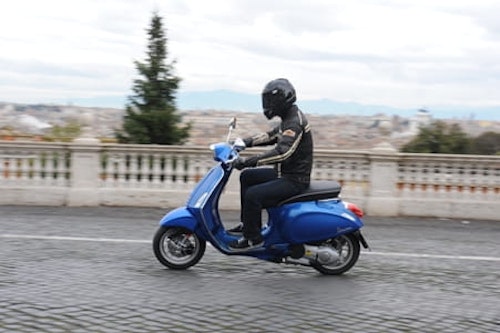 Vespa Sprint 125 - quick over the cobbles