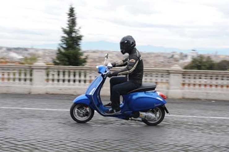Vespa Sprint 125 - quick over the cobbles