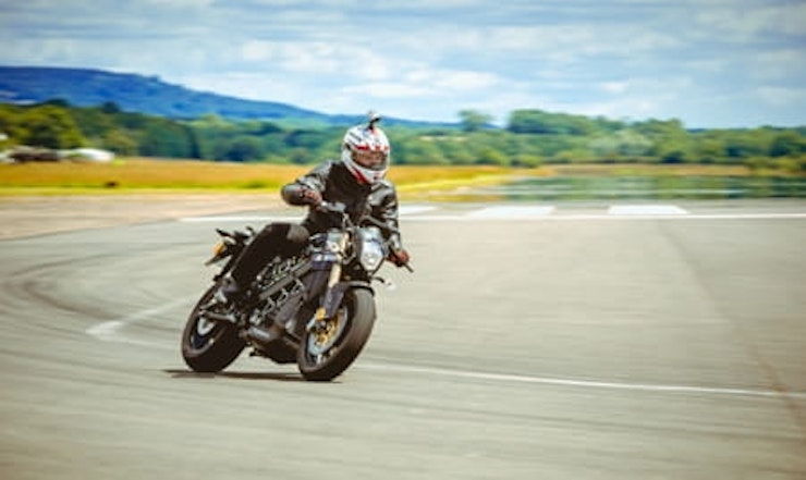 Brammo Empulse R takes on the Hammerhead