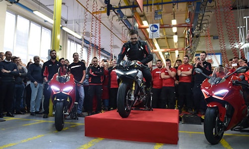 First Ducati Panigale V4 rolls off the production line-thumb