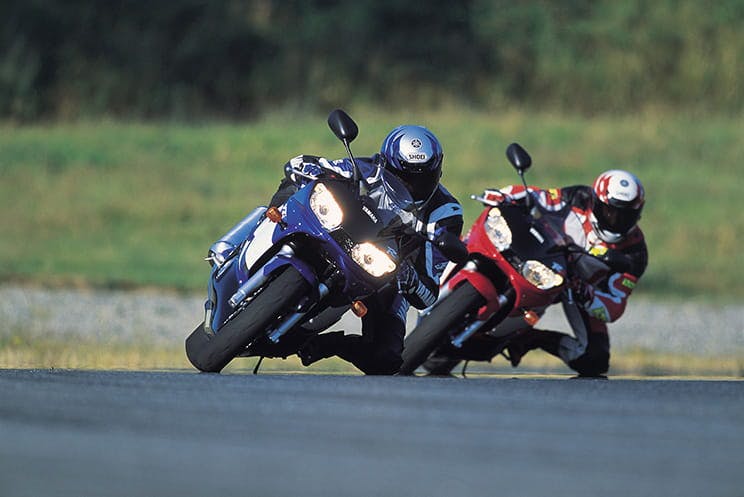 ブラック&ホワイト　LL 2020 Guide to New Street Motorcycles | Rider Magazine