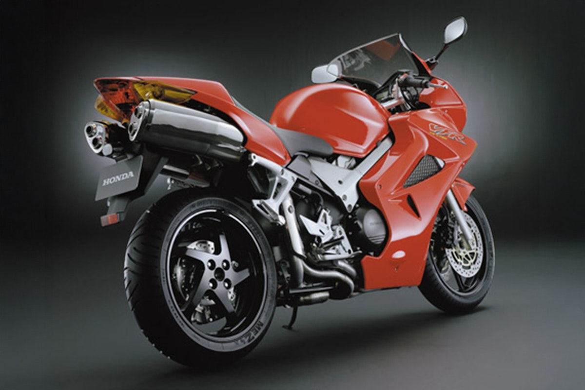 Honda VFR800 VTEC Review – क्या यह आपकी अगली पसंदीदा बाइक है? 6 Honda VFR800 VTEC retro sporty design
