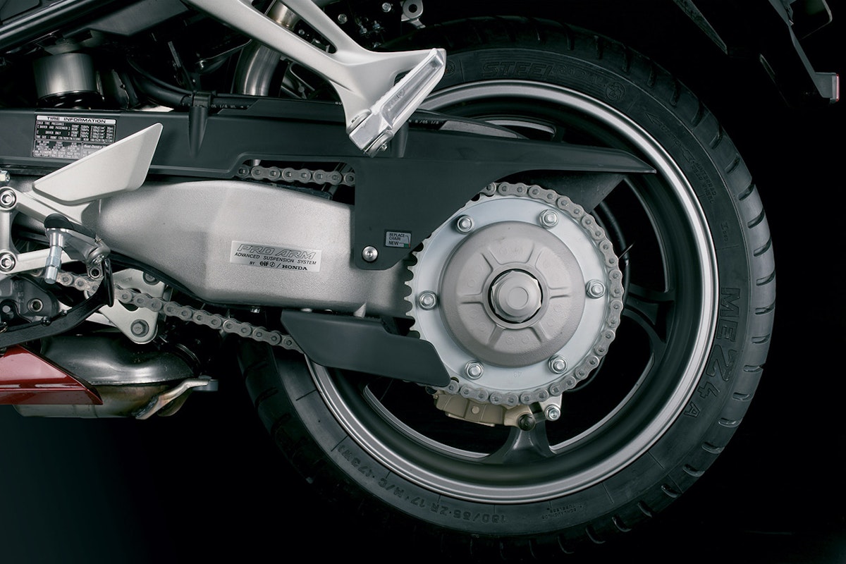 Honda VFR800 VTEC Review – क्या यह आपकी अगली पसंदीदा बाइक है? 5 Honda VFR800 VTEC engine robust v4 power